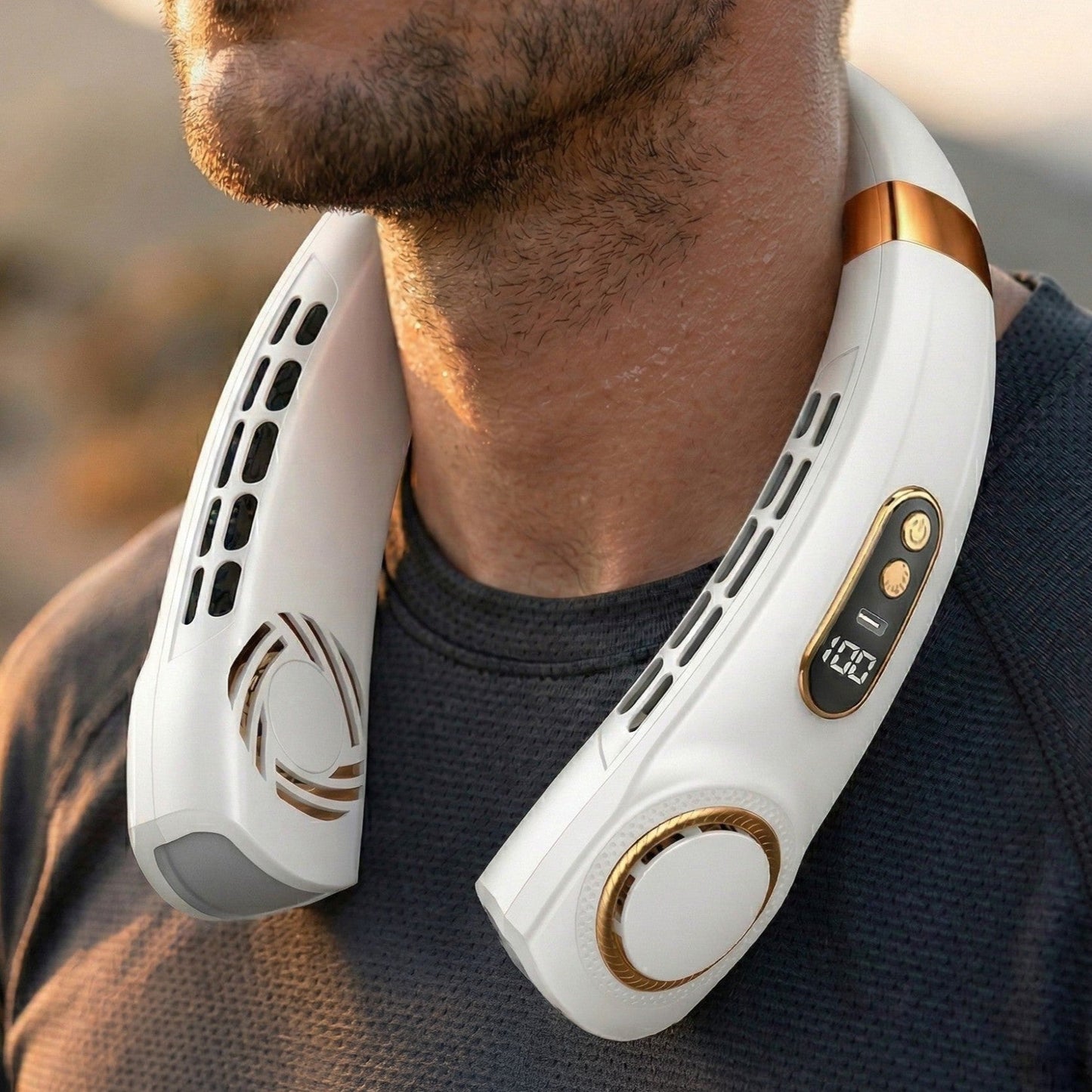 Un homme porte le refroidisseur de cou portable Alphinea blanc à l'extérieur, mettant en avant son confort et son utilisation mains libres.