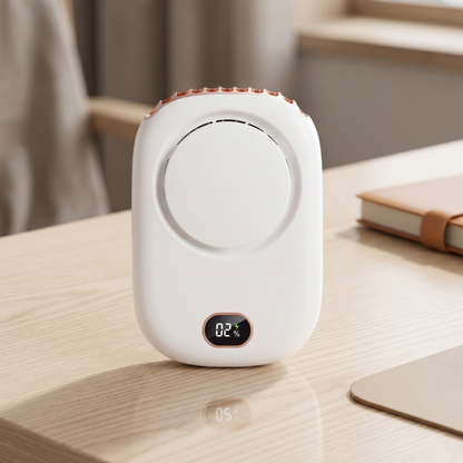 Alphinea tragbarer Mini-Ventilator in Perlweiß auf einem hölzernen Büroschreibtisch.