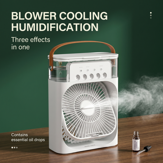 Alphinea 3-in-1 tragbarer Nebelventilator und Mini-Luftkühler in Weiß, der auf einem Holzschreibtisch steht und einen kühlen, erfrischenden Nebel verströmt, daneben eine kleine Flasche ätherisches Öl.