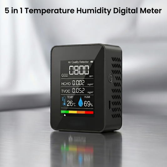Alphinea, moniteur de qualité de l'air 5 en 1 et compteur numérique noir, affichant en temps réel les mesures de CO2, HCHO, TVOC, température et humidité sur un bureau moderne.