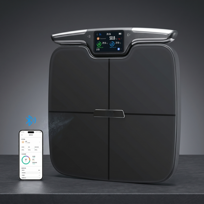 Balance connectée Alphinea à 8 électrodes pour la mesure de la composition corporelle, de couleur noire, avec poignée à affichage numérique et application smartphone synchronisée.