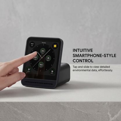 L'utilisateur interagit avec l'écran tactile capacitif intuitif, de type smartphone, du moniteur Alphinea Air Monitor 2 noir.