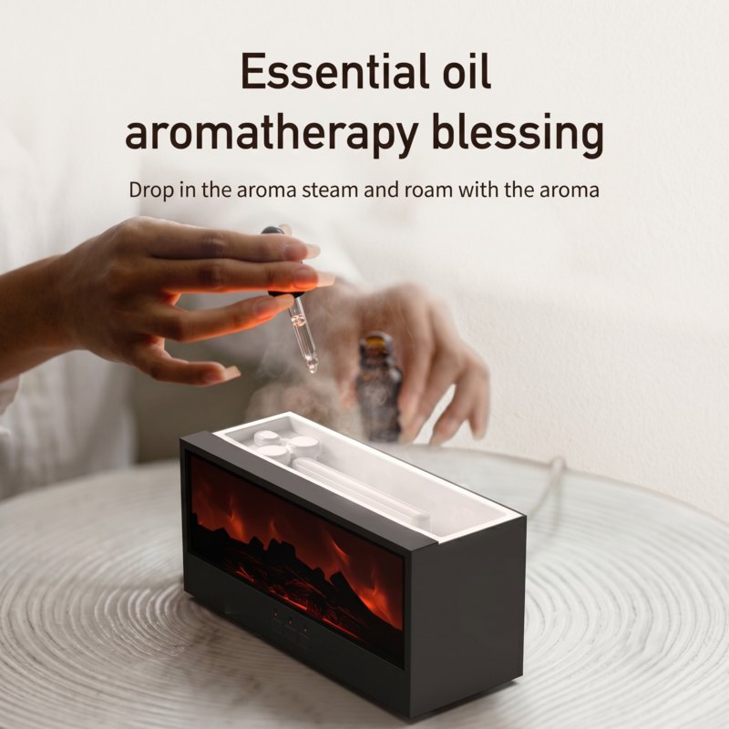 Des mains ajoutent des gouttes d'huile essentielle dans le réservoir d'eau du diffuseur d'aromathérapie à flamme Alphinea.