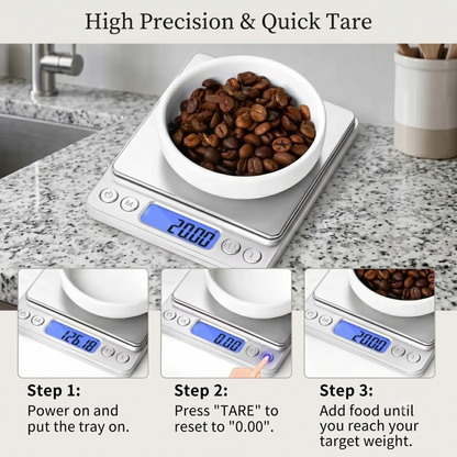 Die hochpräzise digitale Waage Alphinea demonstriert die Schnelltarierfunktion beim genauen Wiegen gerösteter Kaffeebohnen in einer weißen Schale.