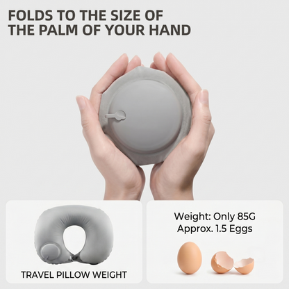 Des mains tenant un oreiller de voyage Alphinea entièrement plié, démontrant sa portabilité compacte (de la taille de la paume de la main) et sa conception ultra-légère de 85 grammes.