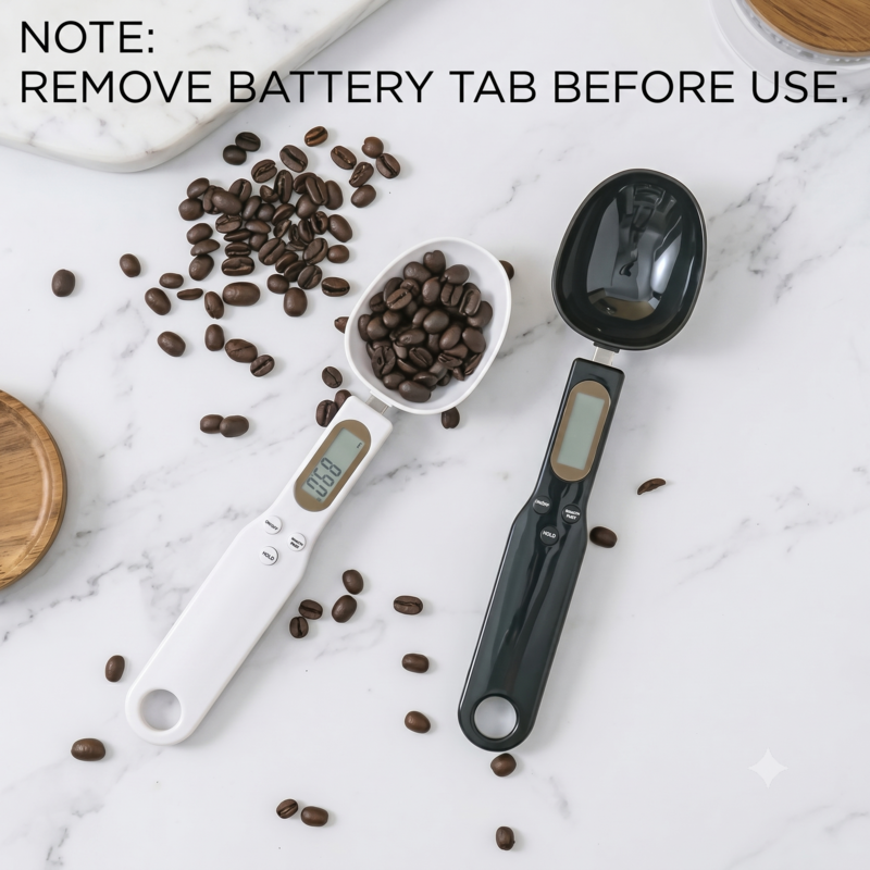 Draufsicht auf die schwarz-weiße digitale Löffelwaage Alphinea zum Wiegen von Kaffeebohnen, mit einem Hinweis zum Entfernen der Batterielasche.