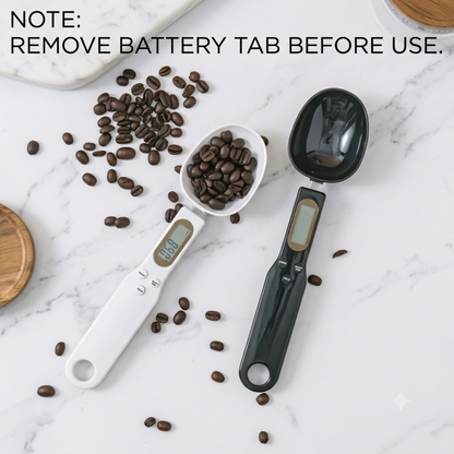 Draufsicht auf die schwarz-weiße digitale Löffelwaage Alphinea zum Wiegen von Kaffeebohnen, mit einem Hinweis zum Entfernen der Batterielasche.
