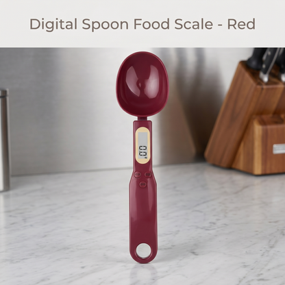 Digitale Löffelwaage Red Alphinea mit LCD-Anzeige, aufrecht stehend auf einer hellen Marmor-Küchenarbeitsplatte.
