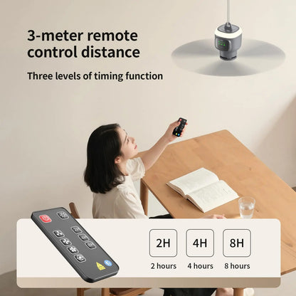 Une femme assise à un bureau utilise la télécommande fournie pour faire fonctionner à distance le ventilateur suspendu Alphinea, avec un encart mettant en évidence les boutons de minuterie de 2, 4 et 8 heures.
