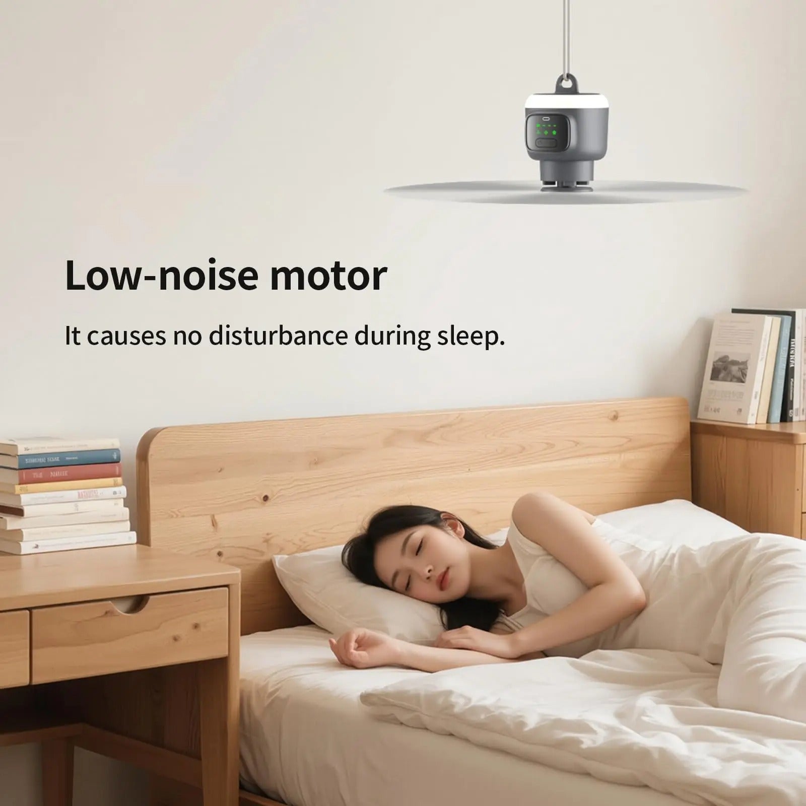 Une femme dort paisiblement dans une chambre, le ventilateur électrique portable Alphinea fonctionnant silencieusement au-dessus d'elle, démontrant ainsi le faible niveau sonore du moteur.