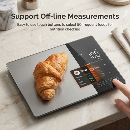 Utiliser les boutons tactiles de mesure hors ligne de la balance de cuisine intelligente Alphinea pour vérifier la valeur nutritionnelle d'un croissant.