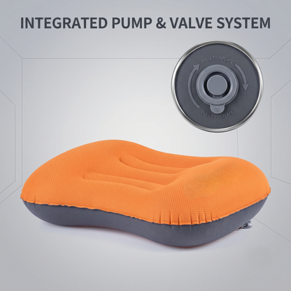Das leuchtend orangefarbene, aufblasbare Reisekissen Alphinea präsentiert das integrierte Pumpen- und Ventilsystem auf grauem Untergrund.