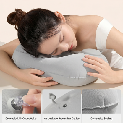 Une femme se repose confortablement à son bureau, utilisant l'oreiller cervical gonflable de voyage Alphinea gris. Un gros plan révèle la valve de dégonflage dissimulée, le dispositif anti-fuite et le joint composite.