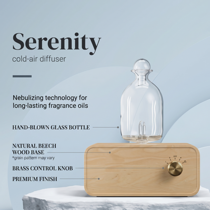 Analyse détaillée du diffuseur d'air froid Alphinea Serenity, présentant les matériaux de construction haut de gamme, notamment la bouteille en verre soufflé à la main, la base en bois de hêtre naturel et le bouton central en laiton.