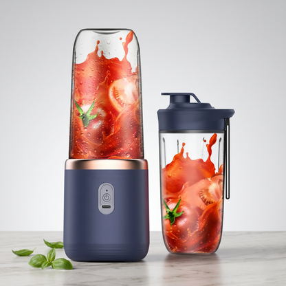 Alphinea portable blender in navy blue featuring the Double-Cup advantage, blending a fresh red smoothie next to a BPA-free travel cup.