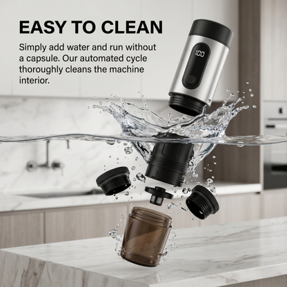 Vue éclatée de la machine à café portable Alphinea avec des éclaboussures d'eau, illustrant son cycle de nettoyage automatisé et sa conception étanche facile à nettoyer.