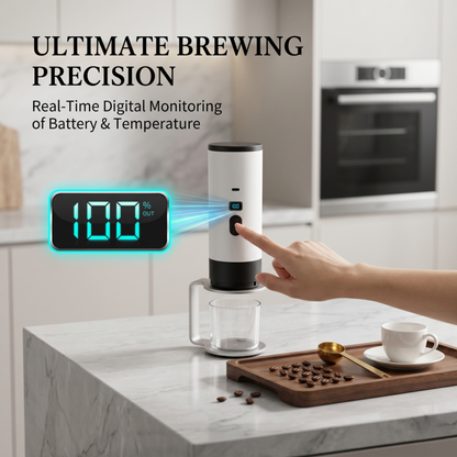Gros plan sur la cafetière portable Alphinea posée sur un plan de travail, montrant l'écran de contrôle numérique en temps réel pour une précision d'infusion optimale et le suivi de la batterie.