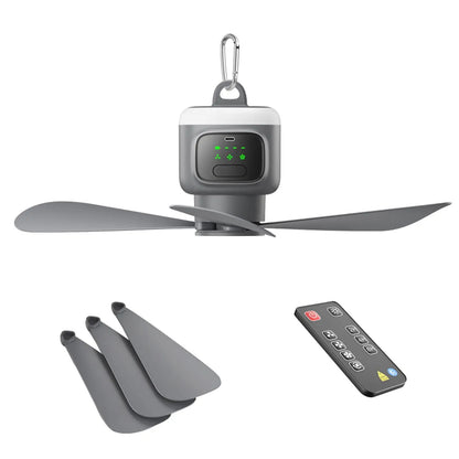 Ventilateur suspendu portable rechargeable Alphinea gris, doté d'un mousqueton sur le dessus, de pales fixées, de trois pales de rechange détachables et d'une télécommande sur fond blanc uni.