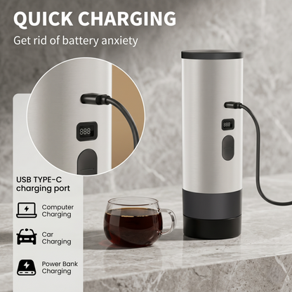 Machine à expresso rechargeable Alphinea branchée avec un câble USB Type-C, illustrant sa compatibilité avec la charge rapide via un ordinateur, un chargeur de voiture ou une batterie externe.