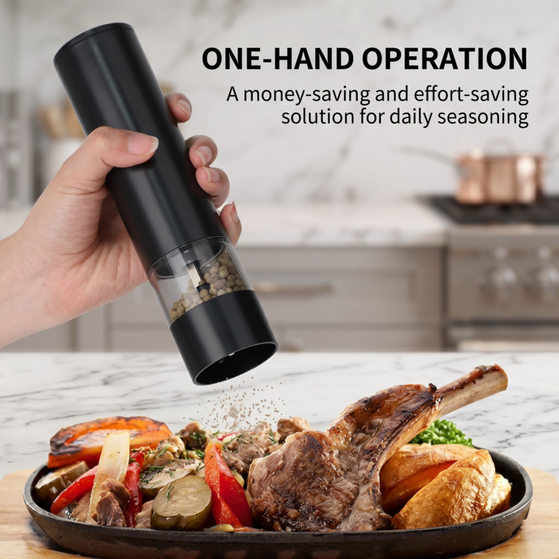 L'utilisateur assaisonne un plat grillé avec le moulin à épices électrique rechargeable Alphinea grâce à son fonctionnement pratique à une main.