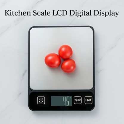 Draufsicht auf die elegante digitale Küchenwaage Alphinea, die das Gewicht von Kirschtomaten auf ihrer Edelstahloberfläche misst.
