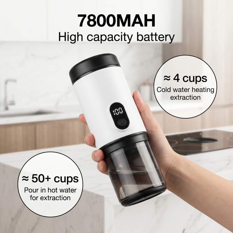 Main tenant la cafetière de voyage Alphinea, mettant en évidence sa batterie haute capacité de 7800 mAh capable de préparer 4 tasses avec chauffage à l'eau froide ou plus de 50 tasses avec extraction à l'eau chaude.