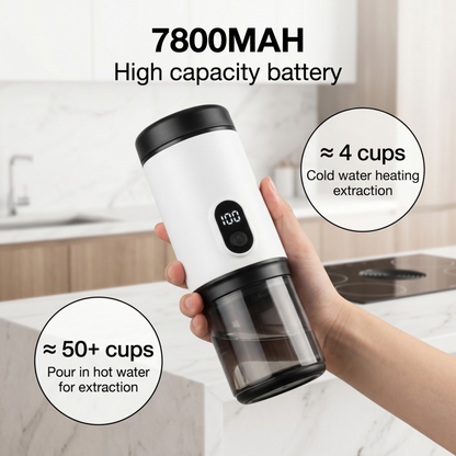Main tenant la cafetière de voyage Alphinea, mettant en évidence sa batterie haute capacité de 7800 mAh capable de préparer 4 tasses avec chauffage à l'eau froide ou plus de 50 tasses avec extraction à l'eau chaude.