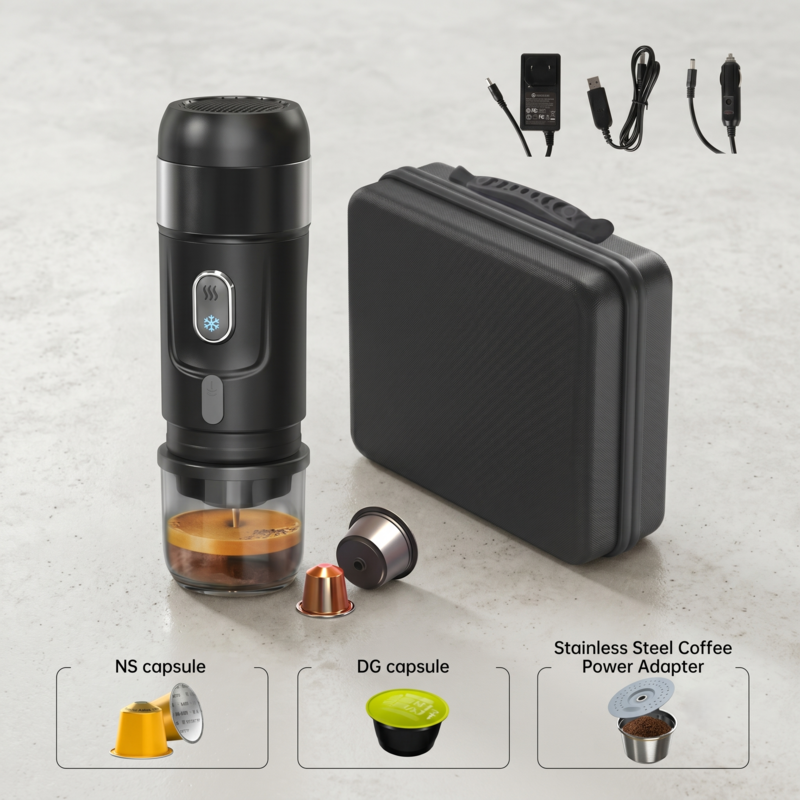 Machine à expresso de voyage Alphinea présentée avec son kit d'accessoires complet, comprenant une mallette de voyage rigide, des câbles d'alimentation et des adaptateurs pour capsules.