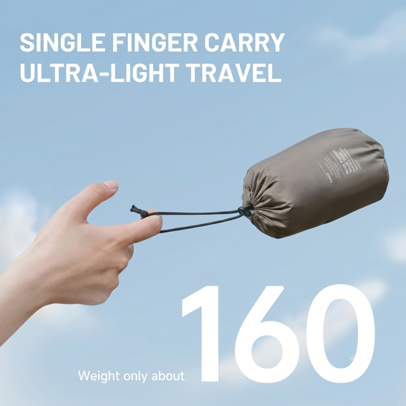 Une main tenant d'un seul doigt l'oreiller de voyage ultraléger Alphinea de 160 g dans sa pochette de rangement, illustrant sa portabilité maximale pour la randonnée.
