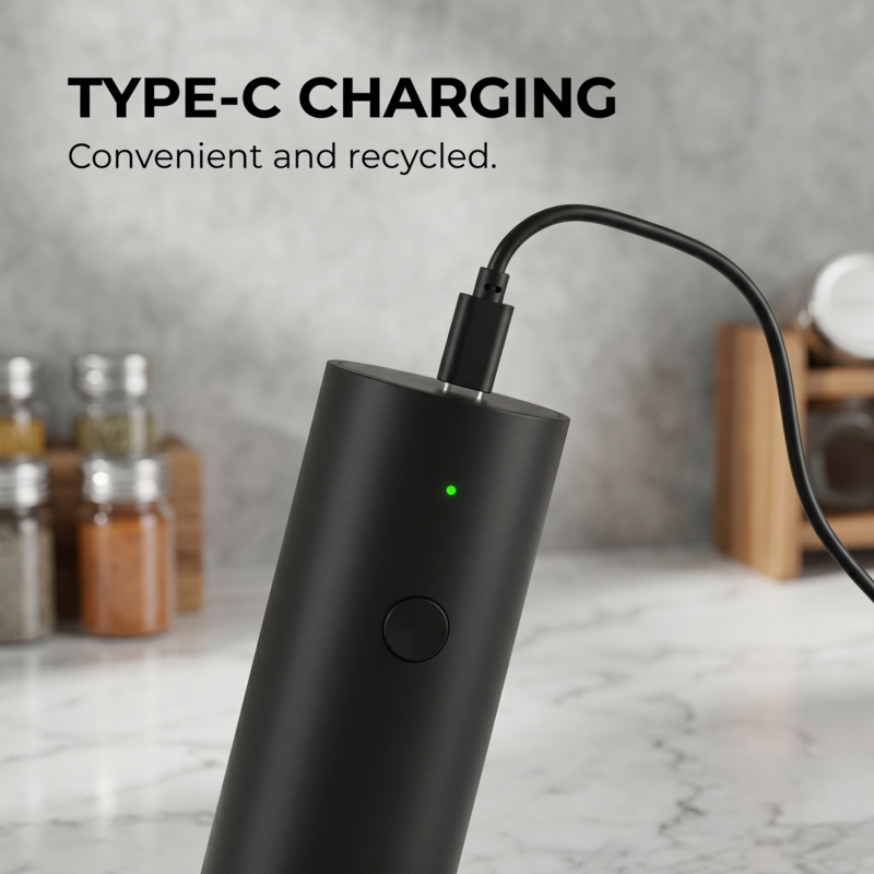 Gros plan sur le moulin à poivre électrique Alphinea en charge via un câble USB Type-C, mettant en évidence l'indicateur de batterie pratique.