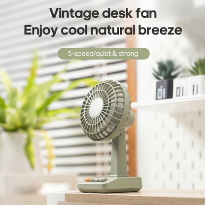 Ventilateur de bureau vintage Alphinea vert pastel posé sur un bureau minimaliste en bois, offrant une brise naturelle et rafraîchissante pour un espace de travail esthétique.