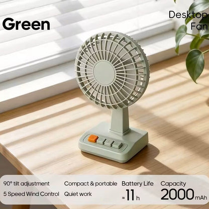 Un ventilateur de bureau vintage Alphinea vert pastel apporte une subtile touche de couleur naturelle à un bureau en bois épuré et baigné de soleil.