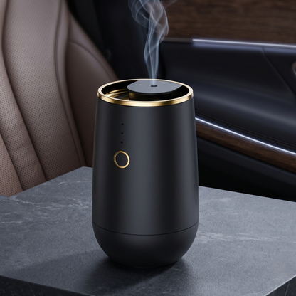Édition noire du diffuseur de voiture sans eau Alphinea, qui diffuse activement une brume parfumée à l'intérieur d'une voiture sombre.
