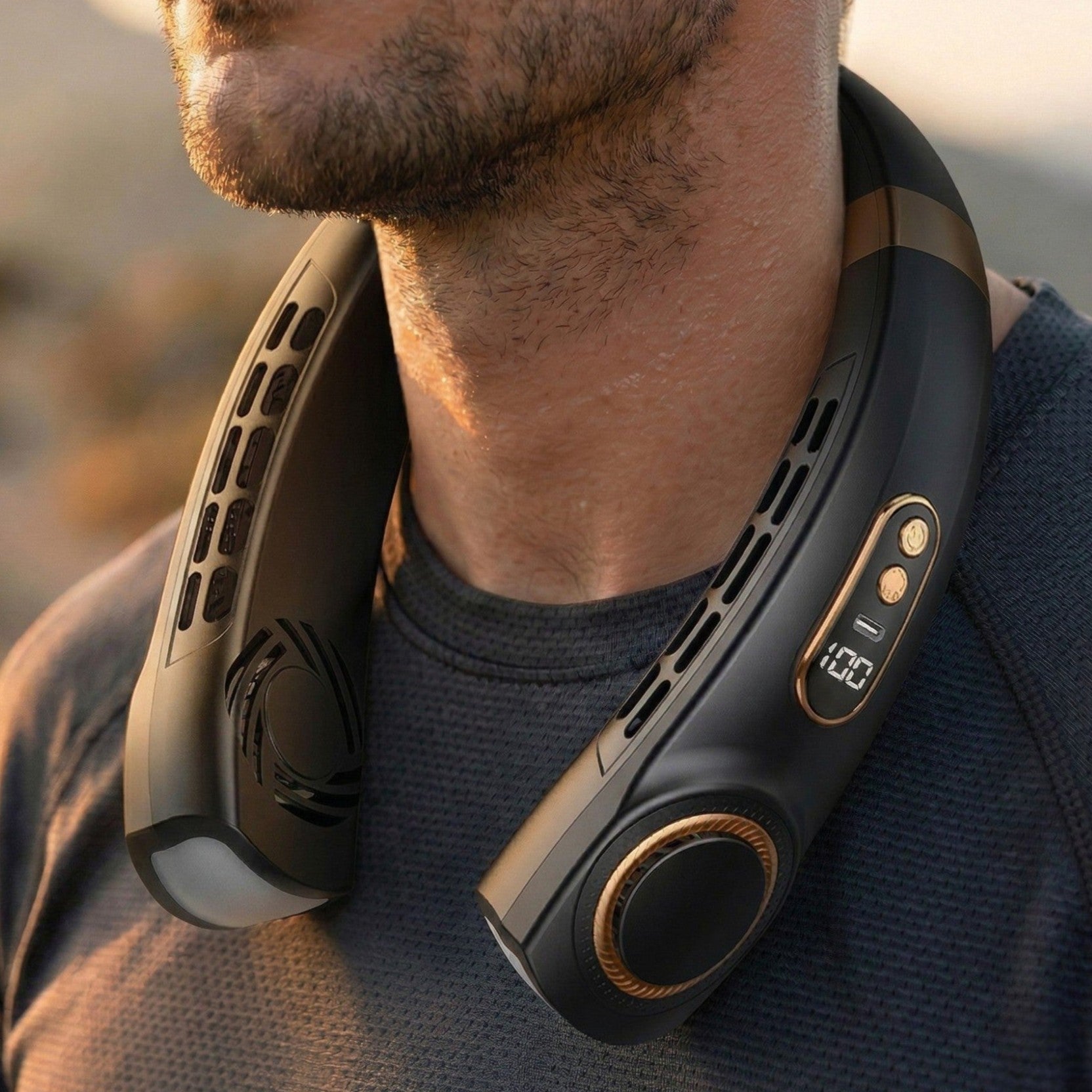 Un homme porte le refroidisseur de cou portable Alphinea noir à l'extérieur, mettant en valeur son design élégant pour les activités de plein air.