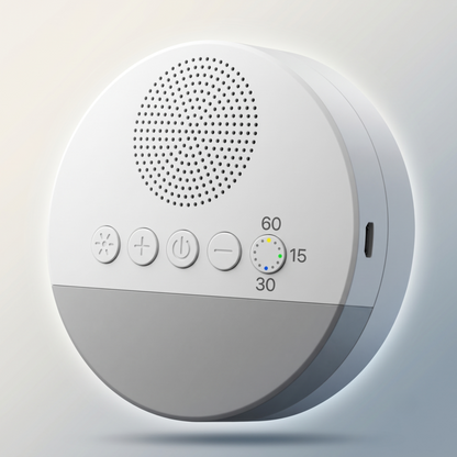 Vue de face en angle de l'appareil audio blanc Alphinea, mettant en valeur la grille du haut-parleur supérieur, le panneau de commande intuitif et son design élégant et moderne.