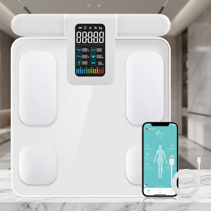 Balance connectée Alphinea pour la composition corporelle, de couleur blanche, présentée avec l'interface de l'application mobile et les accessoires de chargement.